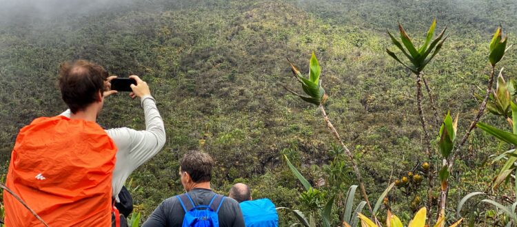 tourists_trekking_pico-da-neblina